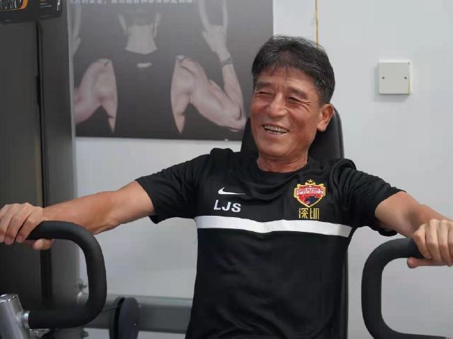 李东涛因为没权限查看卡主身份，也无法确定马岚到底是谁，而且，出于对黑金卡主人的尊重，他只能办业务，想到这，他无比恭维的说：您确定要转219亿，到这张工商银行卡里对吗？马岚急不可耐的说道：我确定，你墨迹什么呢？赶紧的。